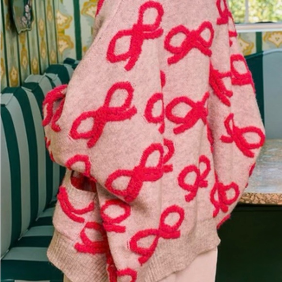 Cozy Oversized Ash Gray and Pink Bow Sweater - Picture 2 of 6